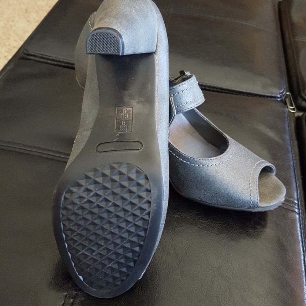 Shoe - Picture 4 of 4